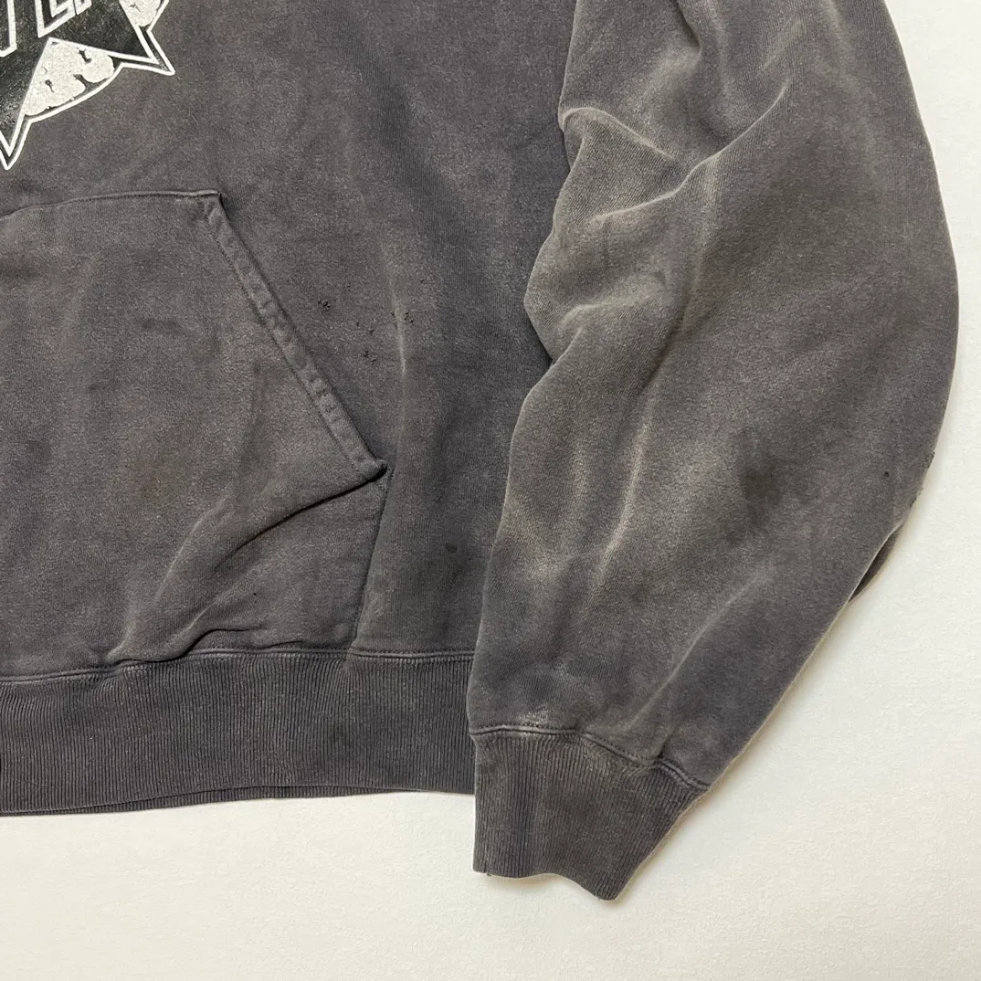 DENIM TEARS x SAINT Mxxxxxx SAINT TEARS Hoodie/BLK Five-pointed star cotton hole-in-the-dark distressed hoodie, washed black S-XL Assute dyeing, whole piece sprayed with horse fade/horse weight, co-branded main mark/cotton wash mark/cherub mark, many hanging holes on the front and rear panels, the original version has the same loose fit